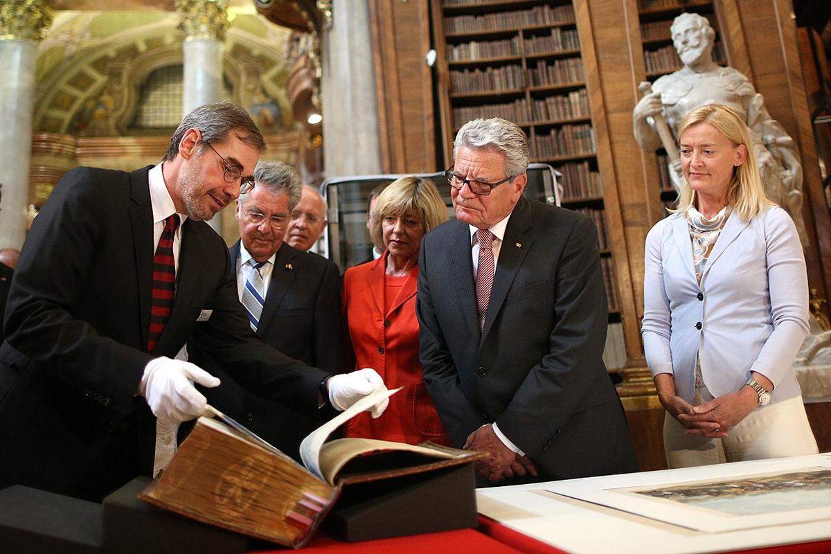 16. August.  Der Antrittsbesuch des deutschen Bundespräsidenten Joachim Gauck in Wien endete in der Nationalbibliothek. Dort wurde dem Politiker die sogenannte 'Luther-Bibel' gezeigt.