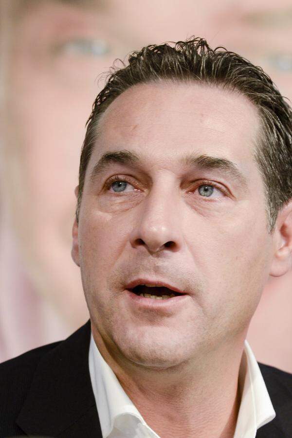 Ernsthafte Konkurrenz an der Parteispitze braucht der FPÖ-Chef dennoch nicht zu fürchten. Sein berufsjugendliches Auftreten ist Markenzeichen, Strache rappt, sportelt, postet auf Facebook und streift durch Disco-Tempel. Und so beugen sich die traditionell eigenbrötlerischen Freiheitlichen letztendlich auch dann dem Wiener, wenn er diesen nach ihrer Landtagswahlniederlage die Autonomie entzieht.