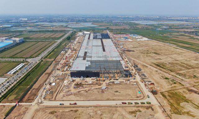 Auch Elon Musk widmet sich dem Thema Stromspeicherung. Im Bild der Bau seiner Gigafactory in Shanghai. 