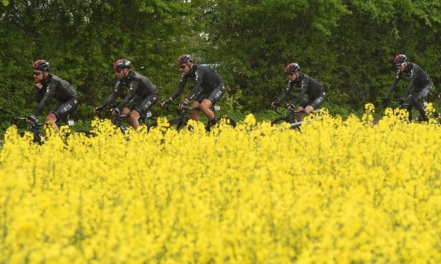 Das Idyll trügt: Die erste Ausfahrt als Team Ineos in England war von Protesten durch Umweltschützer begleitet.