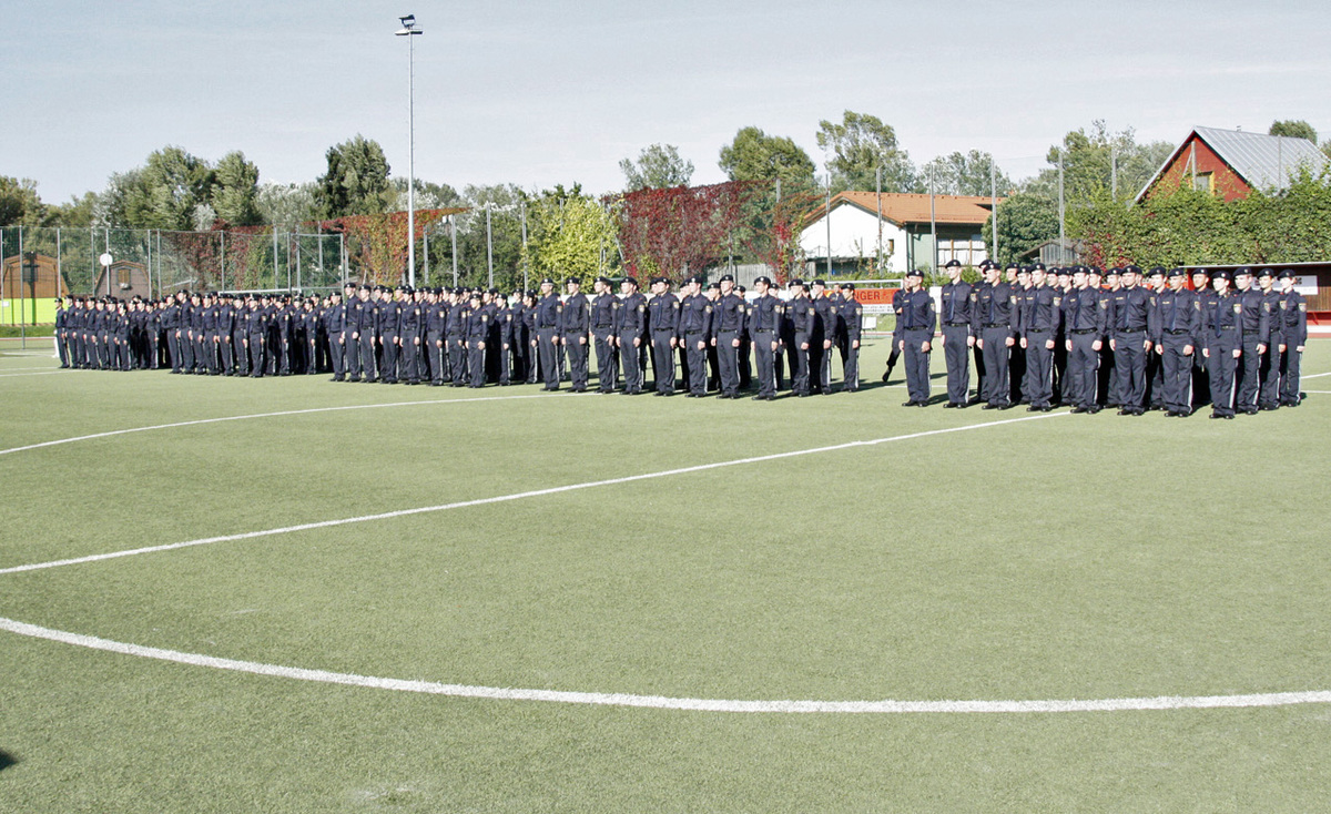 Staatssekretärin Marek vernachlässigt ihre "Arbeitspflicht" an diesem Tag nur kurz, als sie ihr Kommen zu der Angelobung von Polizei-Lehrgängen in Kaisermühlen in letzter Minute absagt. Schade eigentlich, denn Marek hätte dort neu erlangtes Wissen anwenden können: Stunden zuvor hatte sie ein Radio-Anrufer aufgeklärt, dass mit der Volksmund-Bezeichnung "Mistelbacher" Polizisten gemeint sind.