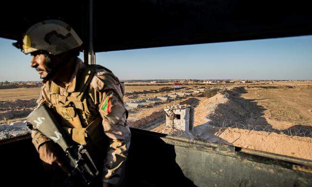 Ausschau nach versprengten IS-Kämpfern. Irakische Soldaten überwachen in al-Qaim das Grenzgebiet zum Nachbarland Syrien. 