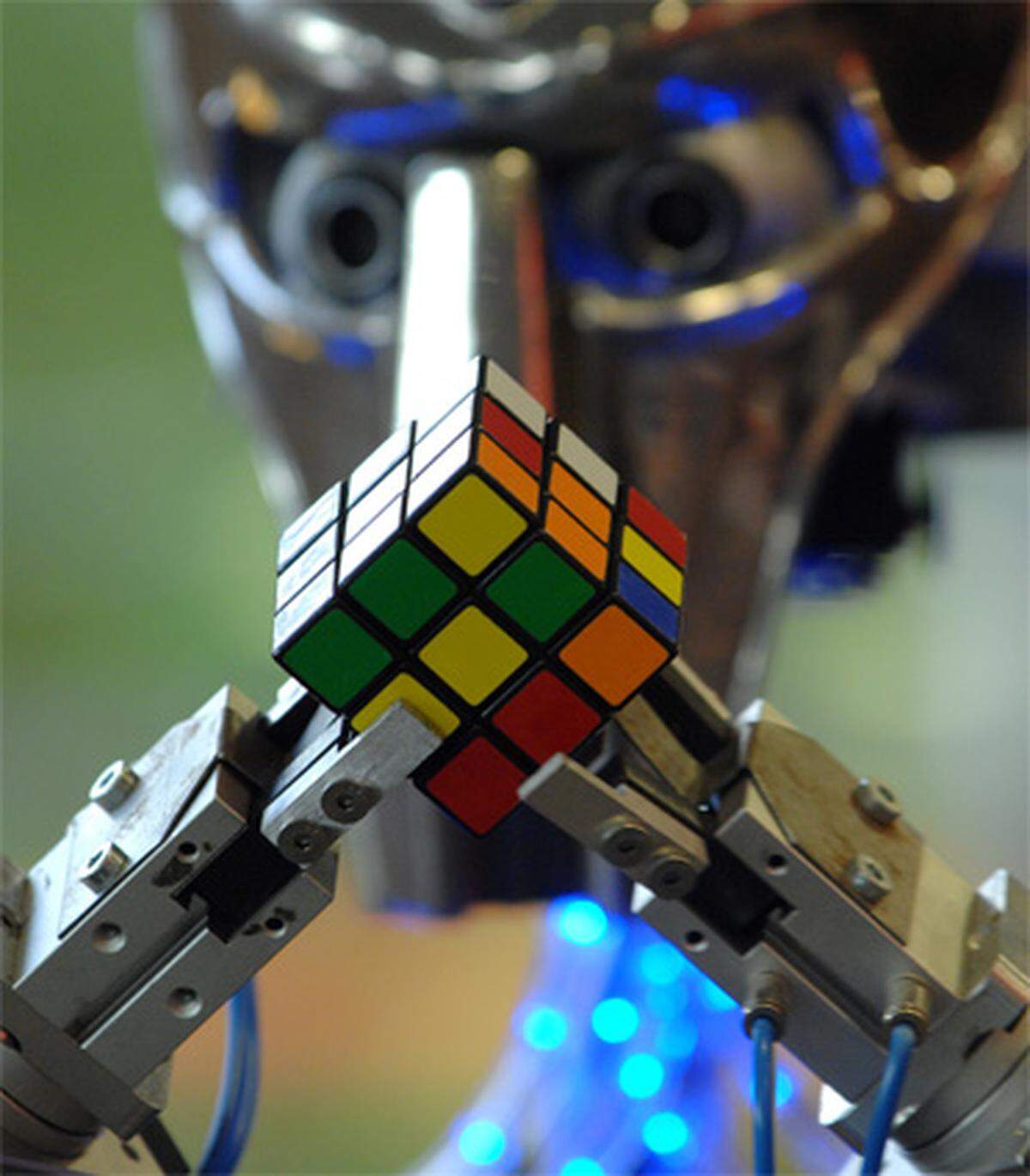 Der Cubinator versucht den beliebten Rubik-Würfel zu lösen. Seine beste Zeit bisher liegt bei 26 Sekunden. In einem YouTube-Video demonstriert der Roboter, wie es geht.