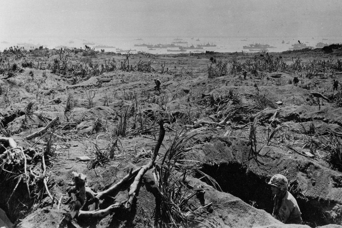Mit dem Hissen der Flagge ist die Schlacht aber noch lange nicht beendet. Es dauert einen weiteren Monat, bis die Japaner endgültig besiegt sind.Mit Iwo Jima endet auch das sogenannte "Inselspringen" der Amerikaner. Von nun an wollen die US-Streitkräfte mit dem Angriff auf die japanischen Hauptinseln beginnen.