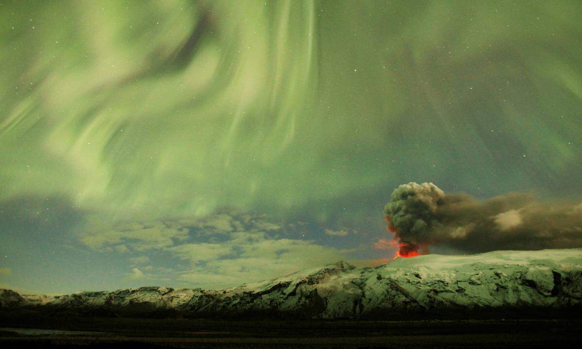 22. April 2010. Der anfangs vielen noch unaussprechlich erscheinende Eyjafjallajökull sorgte ab Mitte März für Furore. Denn die Aschewolken, die der Vulkan am Gletscher Eyjafjöll gen Himmel spuckte, sorgten für gehörige Probleme im europäischen Luftraum. Mittlerweile hat sich die Branche auf Grenzwerte geeinigt, die damals nur zu einer sehr kleinen Luftraumsperre geführt hätten.