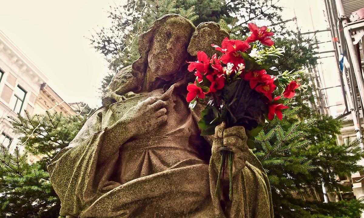 Weihnachtlich geschmückte Statue vor der Canisiuskirche.