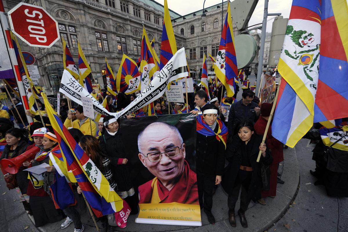 Die Begleitmusik seines Staatsbesuchs soll Hu Jintao nicht zu Gesicht bekommen: Dutzende Exil-Tibeter protestierten bereits am Sonntag in der Wiener City.