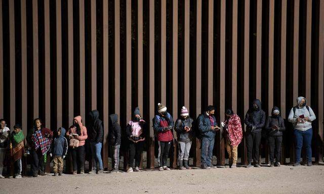 In den vergangenen Tagen und Wochen waren besonders viele Migranten aus Latein- und Mittelamerika an die Südgrenze der USA gekommen: Sie rechneten mit dem Wegfall der Regelung und damit mit erleichterten Einreisebedingungen.