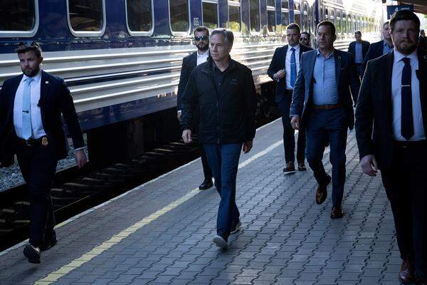 Abreise: US-Außenminister Antony Blinken steigt am Bahnhof Przemysl Glowny in einen Zug der Ukrainischen Eisenbahn ein.