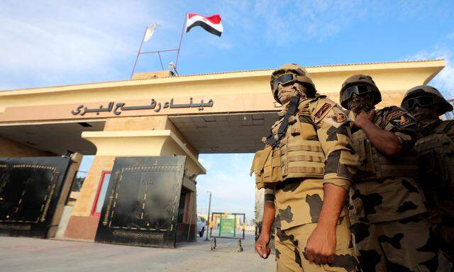 Soldaten sichern den Grenzübergang Rafah, als der ägyptische Premierminister Mostafa Madbouly am 31. Oktober dort eine Visite abstattet.