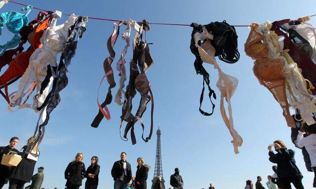 So vielfältig wie die Menschen sind auch Tumore. Daher wirkt etwa die gleiche Brustkrebsbehandlung bei jeder Frau anders. Mit einer besonderen Demonstration wollte man anno 2011 in Paris das Bewusstsein für die Erkrankung heben.