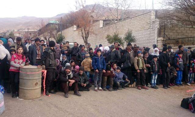 Warten auf Nahrungsmittel: Die Bewohner der belagerten syrischen Stadt Madaya mussten lange hungern.