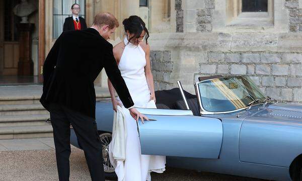 Ein weißes Neckholder-Kleid durfte es auch für die anschließende private Hochzeitsfeier in Frogmore House sein, zu der Prinz Charles das Brautpaar samt Gästeschar einlud.
