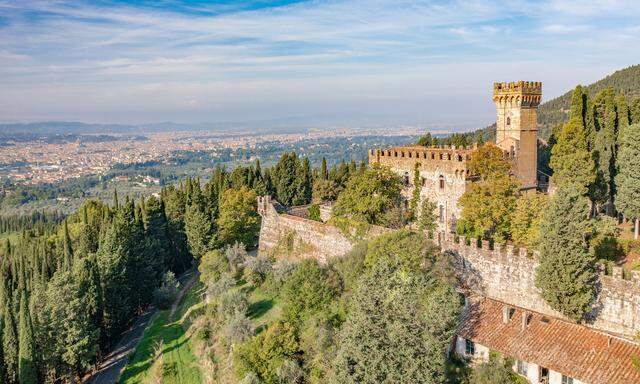 Nahe Florenz und umringt von Olivenhain und Weinbergen steht das im Mittelalter erbaute Castello di Vincigliata inklusive Türmchen. 