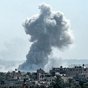 Eine Rauchwolke steigt nach dem israelischen Bombardement nördlich von Nuseirat im zentralen Gazastreifen am 23. April 2024 auf.