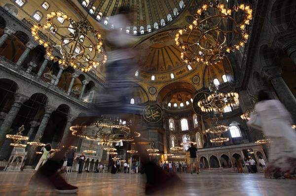 Istanbul, Türkei. 1000 Jahre lang war die Hagia Sophia die größte Kirche. Die Osmanen machten sie zu ihrer Hauptmoschee, unter Atatürk wurde sie Museum. Die Hagia Sophia, das letzte große Bauwerk der Spätantike, war die Hauptkirche des Byzantinischen Reiches und religiöser Mittelpunkt der Orthodoxie. Heute ist sie das wichtigste Wahrzeichen Istanbuls.