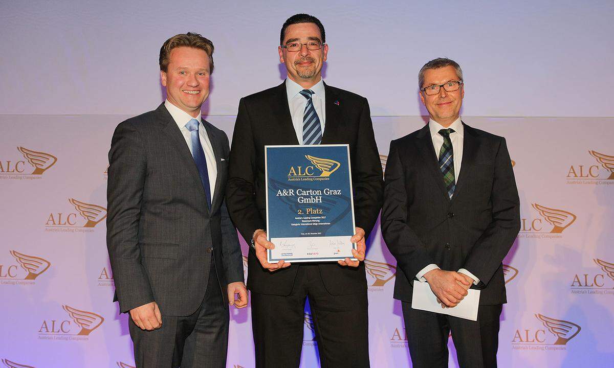 Auszeichnung 2. Platz Kategorie International: IV Steiermark-Präsident Georg Knill (l.) und A&amp;R Carton Graz GmbH-Chef Peter Szabo und Commerzbank-Direktor Andreas Roschanek.