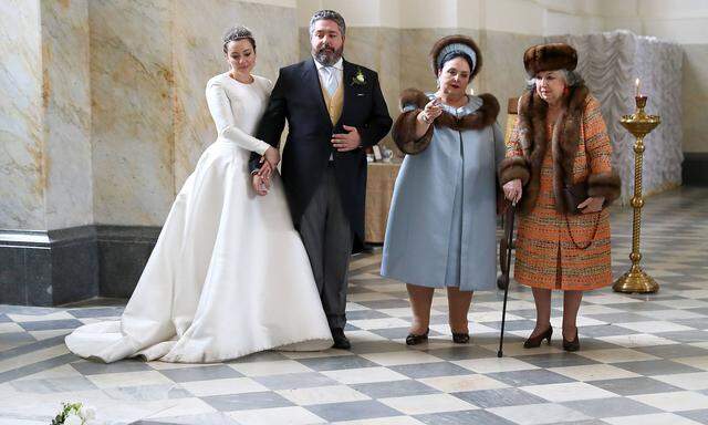 Großfürst Georgi mit seiner Braut Rebecca Bettarini und der Großfürstin Marija Romanowa mit einem weiteren von der Fotoagentur nicht genannten Hochzeitsgast.