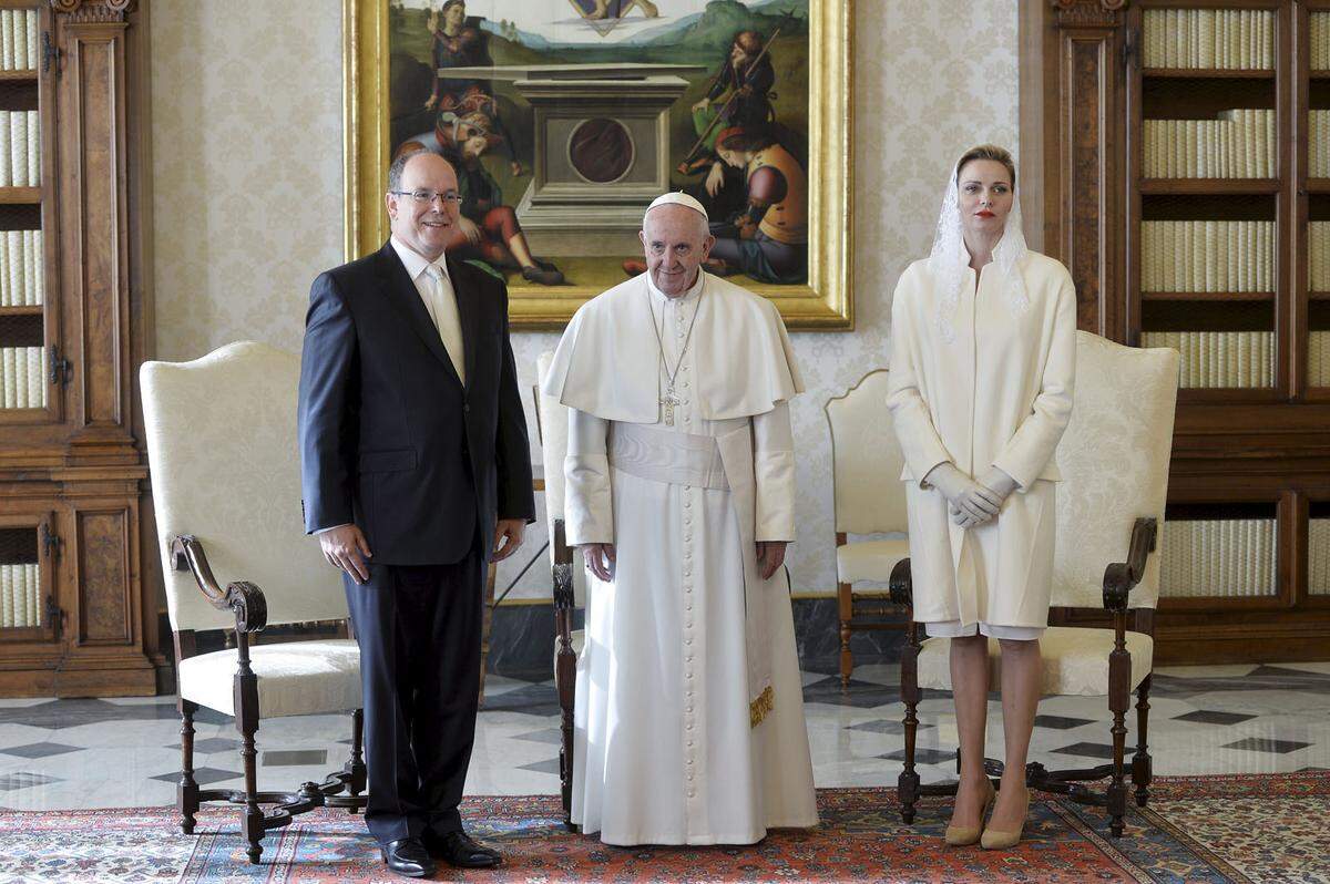 Und Fürstin Charlene von Monaco kam einst in einem weißen Kleid mit weißem Schleier.