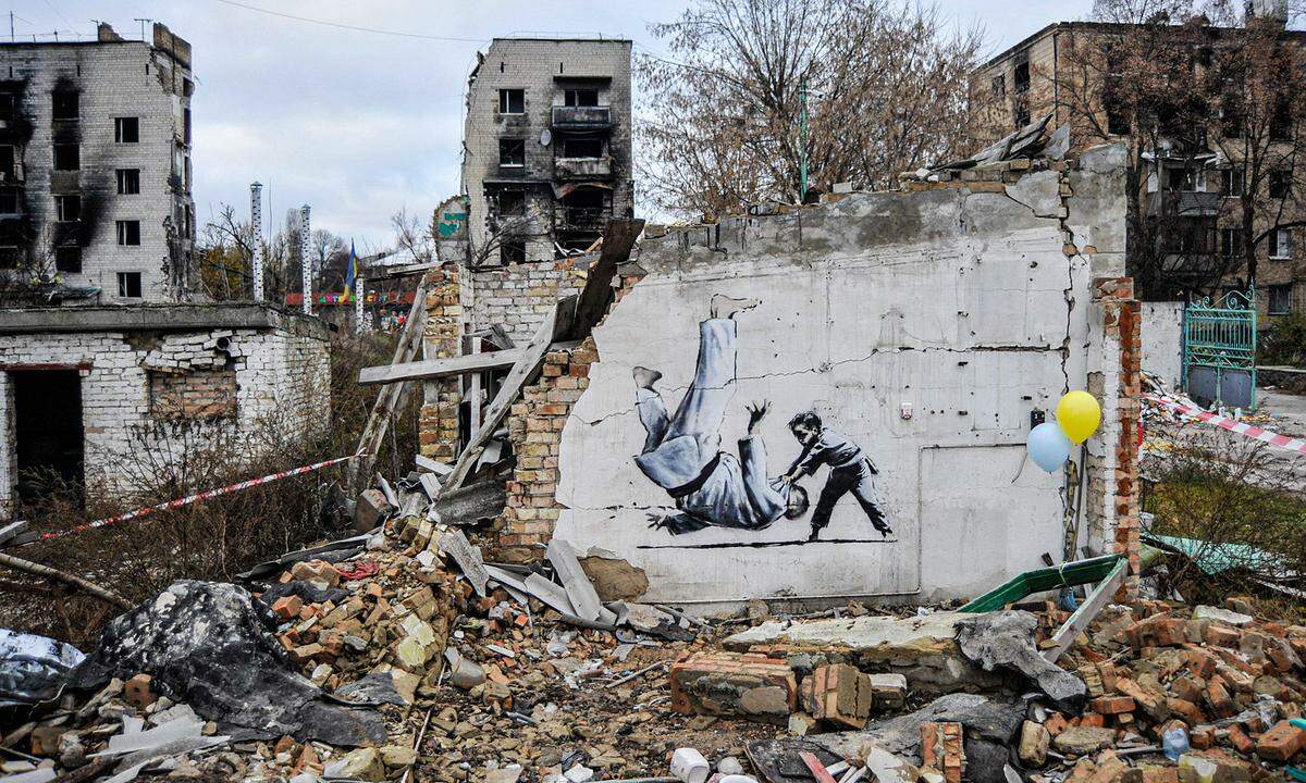 Der britische Streetart-Künstler Banksy hat sich zu einer Reihe von Werken in der Ukraine bekannt. Er hat am Donnerstagabend eine Art "Make of"-Video auf Instagram veröffentlicht. Darin ist er beim Ausschneiden von Schablonen und beim Sprühen zu sehen.
