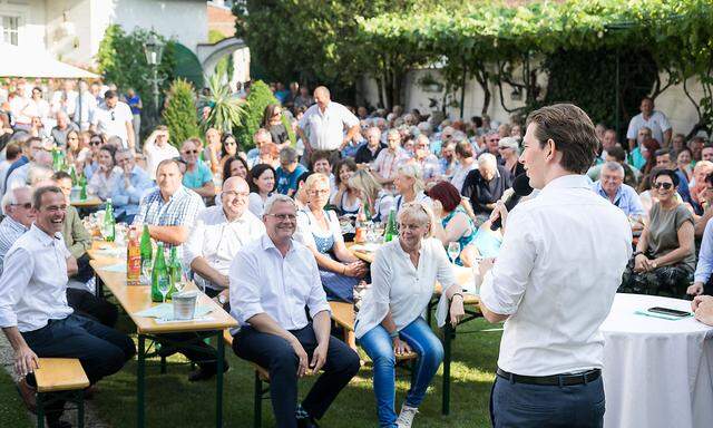 Sebastian Kurz Leithaprodersdorf Diskussionsveranstaltung & Get-together mit Buergerinnen & Buergern im Heurigen Eder am Spitz by Akos Burg