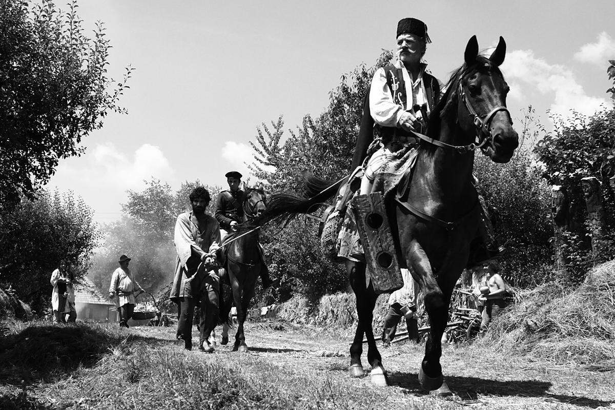 "Aferim!"1835 streift der Gendarm Constandin mit seinem Sohn durch die steinige Walachei. Die beiden sind auf der Suche nach einem entflohenen Sklaven, der eine Affäre mit der Frau seines Herren gehabt haben soll. Auf ihrer Odyssee durch Osteuropa treffen die beiden auf Menschen unterschiedlicher Glaubensrichtungen und Nationalitäten. Regisseur Radu Jude erzählt in Schwarz-Weiß-Bildern eine auf historischen Dokumenten und Liedern beruhende Parabel auf das spätfeudale Europa.  Darin werden Machtverhältnisse und Hierarchien, das Selbst- und Fremdbild der Völker, den Umgang mit Minderheiten und die Konflikte, die daraus erwachsen, thematisiert.