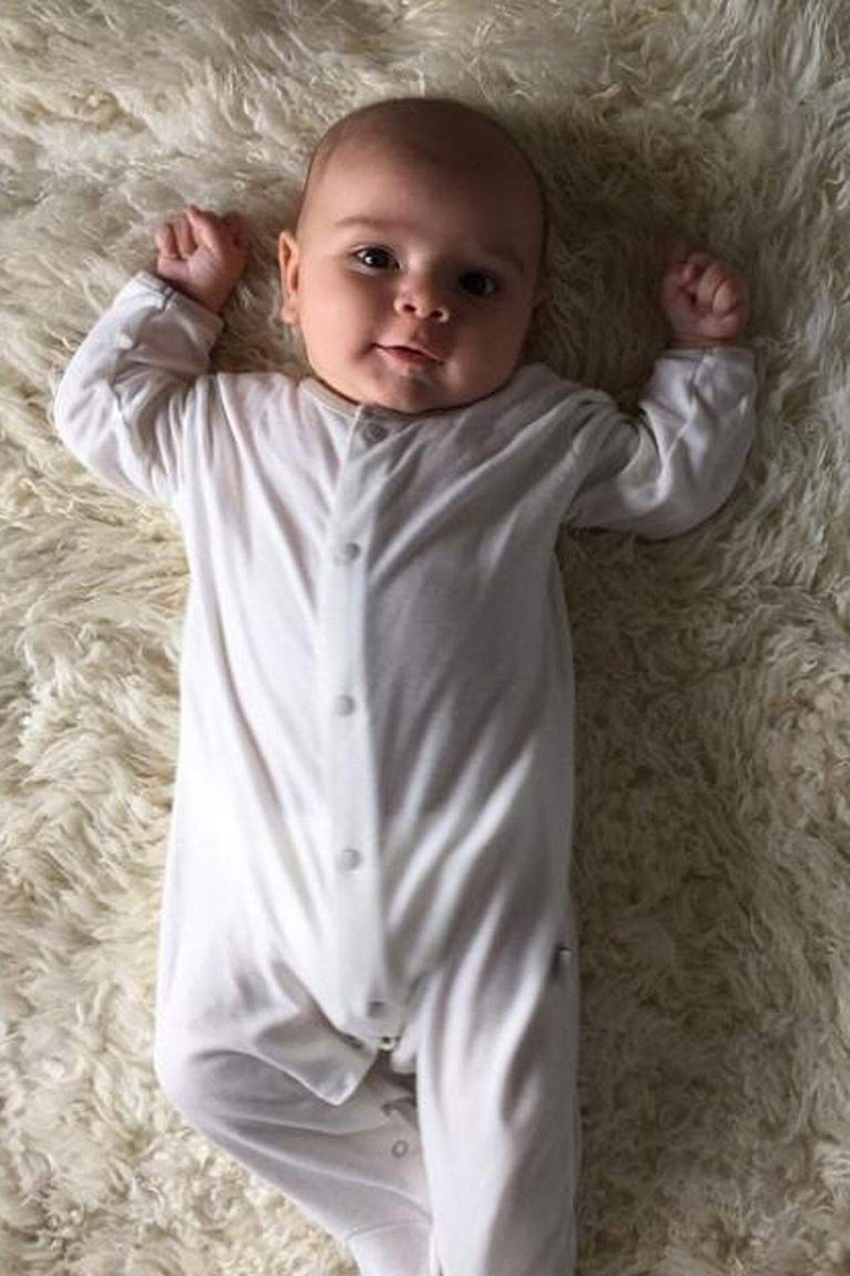 Nicht mehr ganz so frisch, aber nicht weniger entzückend ist Reign Aston. Er ist der ganze Stolz seiner Mutter Kourtney Kardashian. Knapp vier Monate nach seiner Geburt hatte er nun sein Instagram-Debüt.