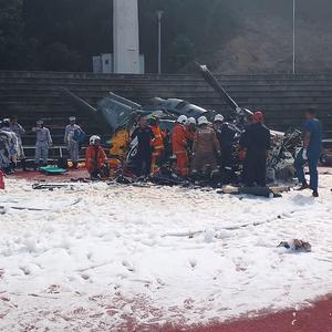 Zwei Helikopter kollidieren in Malaysia, einer stürzte in eine Sportstadtion ab.