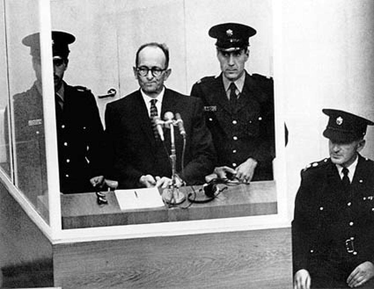 Nach dem Ende des Zweiten Weltkrieges rekrutierte die CIA unter dem Decknamen "Operation Paperclip" eine ganze Reihe von Wissenschaftlern, aber auch Agenten, die zuvor für Nazi-Deutschland gedient hatten. Ihnen wurden hohe finanzielle Zuwendungen und Straffreiheit zugesichert, wenn sie mit ihrem Know-How in die USA überlaufen würden. Die CIA kannte auch bereits zwei Jahre vor der Verhaftung von SS-Obersturmbannführer Adolf Eichmann dessen Aufenthaltsort, gab diesen allerdings nicht bekannt.Im Bild: Adolf Eichmann bei seinem Prozess in Jerusalem 1961