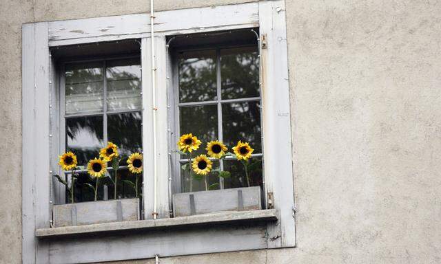 Manchmal hatte der Tod oder das Alter am Haus angeklopft. Ein Bild aus Österreich.