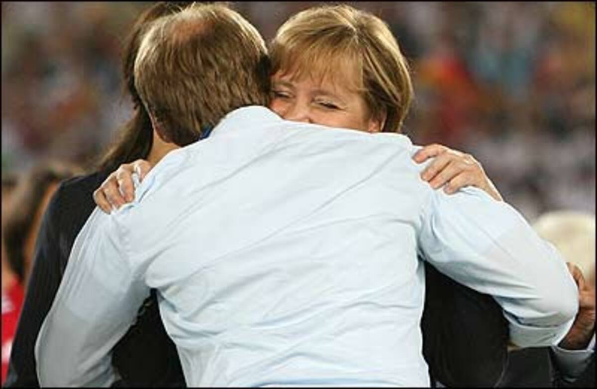 09. Juli 2006: Deutschland ist im Fußball-Fieber und Angela Merkel ist mittendrinn statt nur dabei. Die Bilder, wo sie jubelnd auf der Tribüne steht, versöhnen selbst ihre härtesten Kritiker. Jürgen Klinsmann (im Bild) wird nach dem dritten Platz enthusiastisch geherzt.