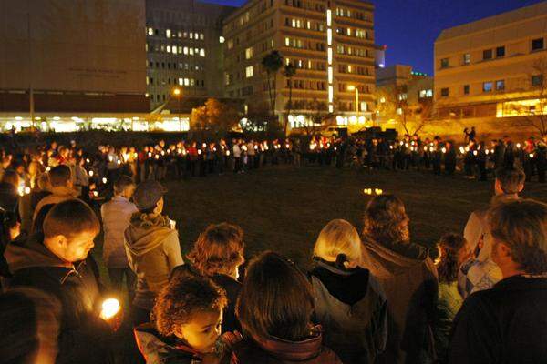 Vor der Universitätsklinik von Arizona bilden Bürger ein Lichtermeer. Gemeinsam beten sie für die Genesung der Politikerin. Der Heilungsprozess von Giffords macht "fantastische Fortschritte" und wird in eine Reha-Klinik nach Houston überstellt.