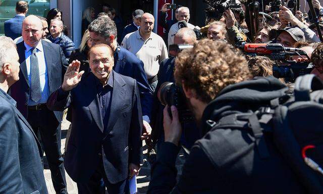 Silvio Berlusconi verlässt das Krankenhaus in Mailand.