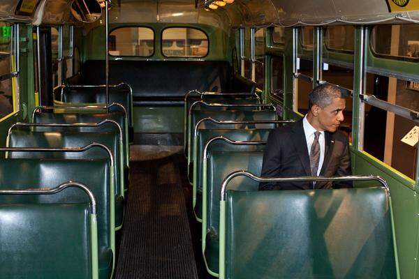 Mehrere Bürgerrechtsgesetze erklären in den folgenden Jahren Diskriminierung in öffentlichen Einrichtungen für illegal, als bedeutendstes gilt der Civil Rights Act von 1964. Faktische Gleichberechtigung ist damit aber noch lange nicht erreicht.(Bild: US-Präsident Barack Obama in jenem Bus, in dem Rosa Parks festgenommen wurde)