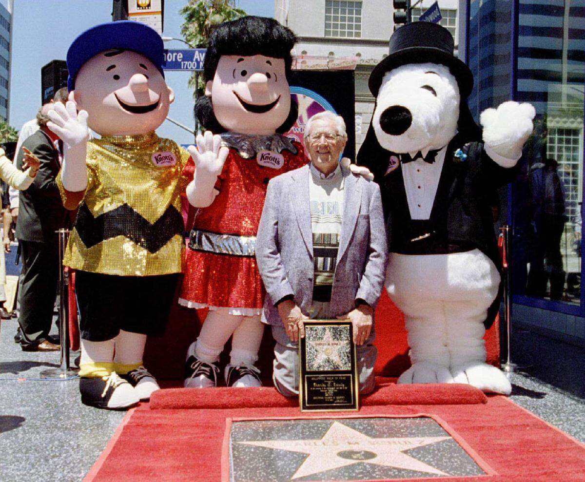 2000 verstarb der Erfinder der "Peanuts" aufgrund von Darmkrebs mit 77 Jahren. Nächstes Jahr soll ein 3D-Film in die Kinos kommen. 2014 Jahr nahm der Autor und Zeichner posthum 40 Millionen Dollar ein. 