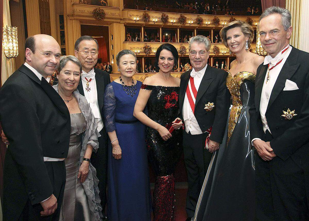 Die Ball-Elite von links nach rechts: Operndirektor Dominique Meyer, First Lady Margit Fischer, UN-Generalsekretär Ban Ki-moon mit seiner Frau Yoo Soon-taek, Sängerin Angela Gheorghiu, Präsident Heinz Fischer, Opernball-Organisatorin Desiree Treichl-Stürgkh und ihr Mann, Manager Andreas Treichl.