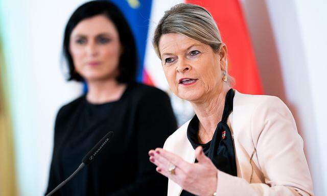 Zivildienstministerin Elisabeth Köstinger und Verteidigungsministerin Klaudia Tanner (beide ÖVP) 