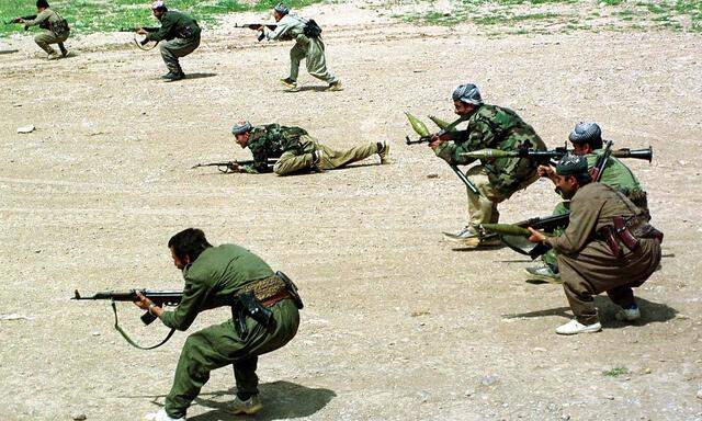 Kurdische Peshmerga im Trainingslager Anfang der 1990er Jahre