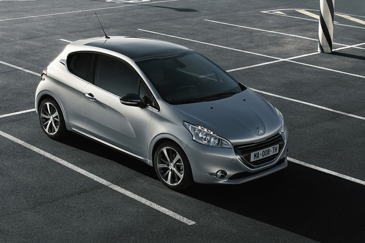 Peugeot hat sich ehrgeizige Ziele gesteckt. Die französische Marke will mit dem neuen 208 gleich ihre Grundwerte neu erfinden. Entsprechend ambitioniert war das Lastenheft. Die neue Generation ist um sieben Zentimeter kürzer, innen bietet er aber mehr Platz, die Gewichtsreduzierung beträgt im Schnitt 110 Kilogramm.