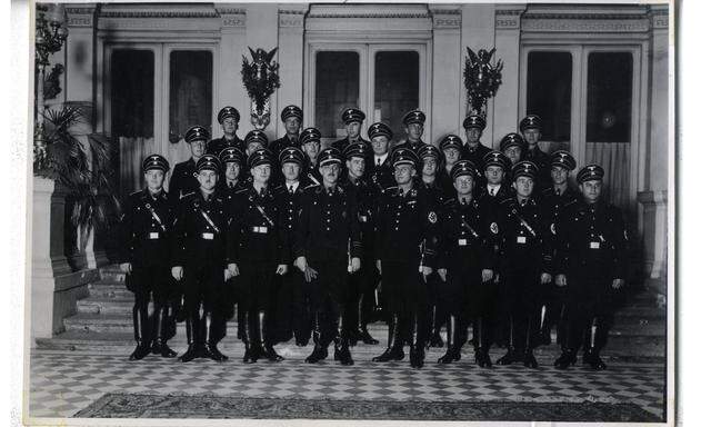 Die führenden Gestapo-Beamten Wiens im Foyer des ehemaligen Hotels Metropol am Wiener Morzinplatz (April 1938).