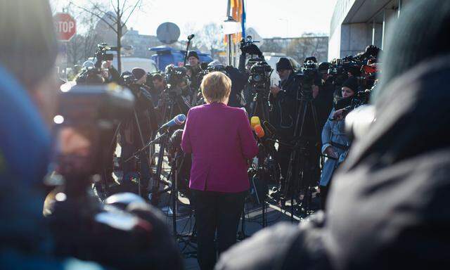 Angela Merkel tritt vor der finalen Verhandlungsrunde im Konrad-Adenauer-Haus der CDU in Berlin vor die Medien.