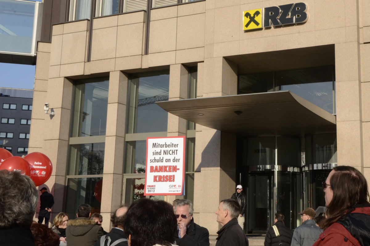 In Wien fand ein Sternmarsch statt: Von den Zentralen der Bank Austria, der Raiffeisen Zentralbank (im Bild) und der Bawag PSK zogen die Protestteilnehmer bis zur Erste Bank-Zentrale am Graben.
