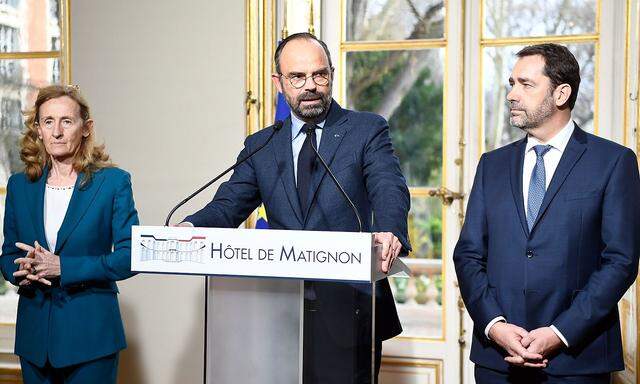 Édouard Philippe erklärt in einer Pressekonferenz den Personalaustausch in Paris.