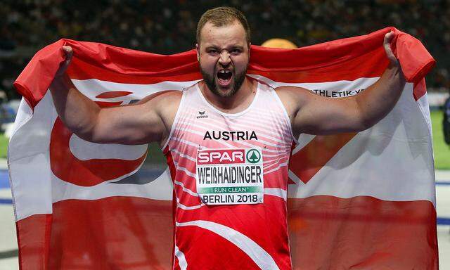 Lukas Weißhaidinger jubelt mit österreichischer Fahne