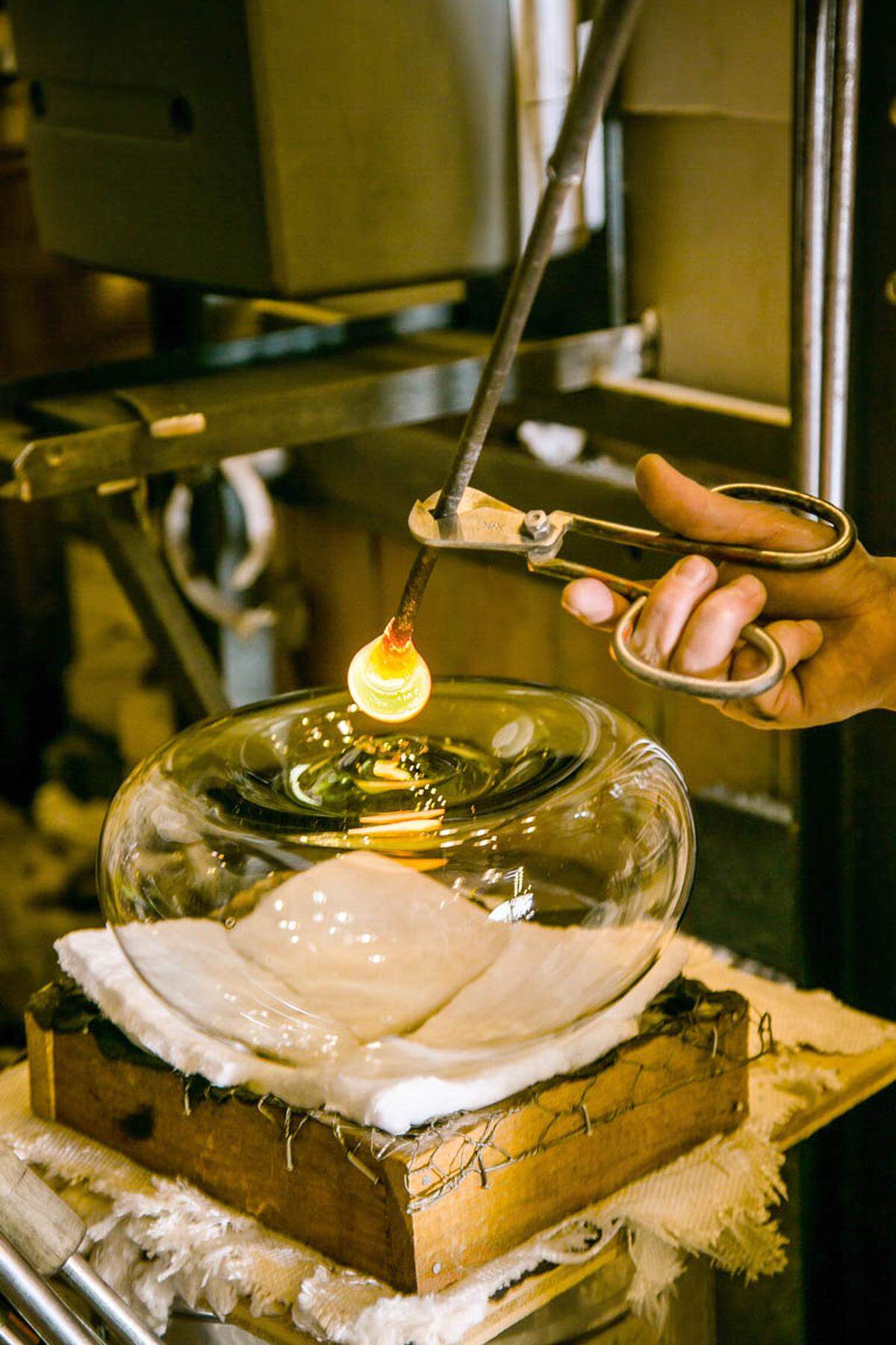 Die Glasschere trennt das heiße Objekt von der Pfeife.
