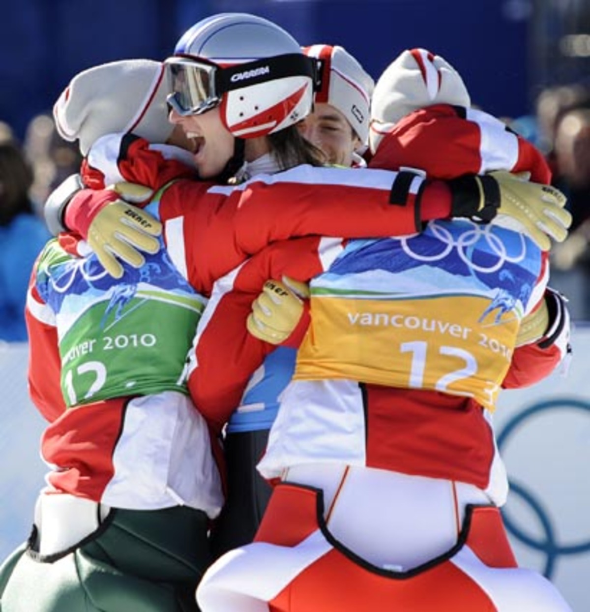 Wolfgang Loitzl, Andreas Kofler, Thomas Morgenstern und Gregor Schlierenzauer machten aus dem Olympischen Team-Skispringen eine Machtdemonstration: In jedem einzelnen der acht Durchgänge erzielte ein Österreicher die Höchstweite. Der Vorsprung auf Silbermedaillengewinner Deutschland betrug nicht weniger als 72,1 Punkte - neuer Olympischer Rekord. Bronze ging an Norwegen mit weiteren 5,5 Zählern Rückstand.