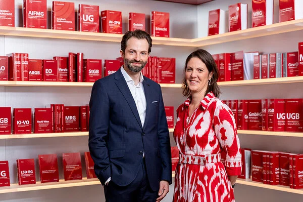 Susanne Stein-Pressl (MANZ) und Leif-Nissen Lundbæk (Noxtua) freuen sich über den erfolgreichen Markteintritt von MANZ-Noxtua