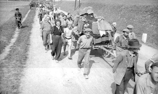 Sie haben Mauthausen überlebt: ungarische Häftlinge im August 1945 auf dem Heimweg. 