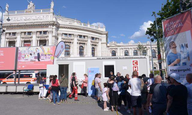 Ab Samstag, 3. Juli, kann man sich am Wiener Rathausplatz ohne Voranmeldung unkompliziert gegen das Coronavirus impfen lassen.