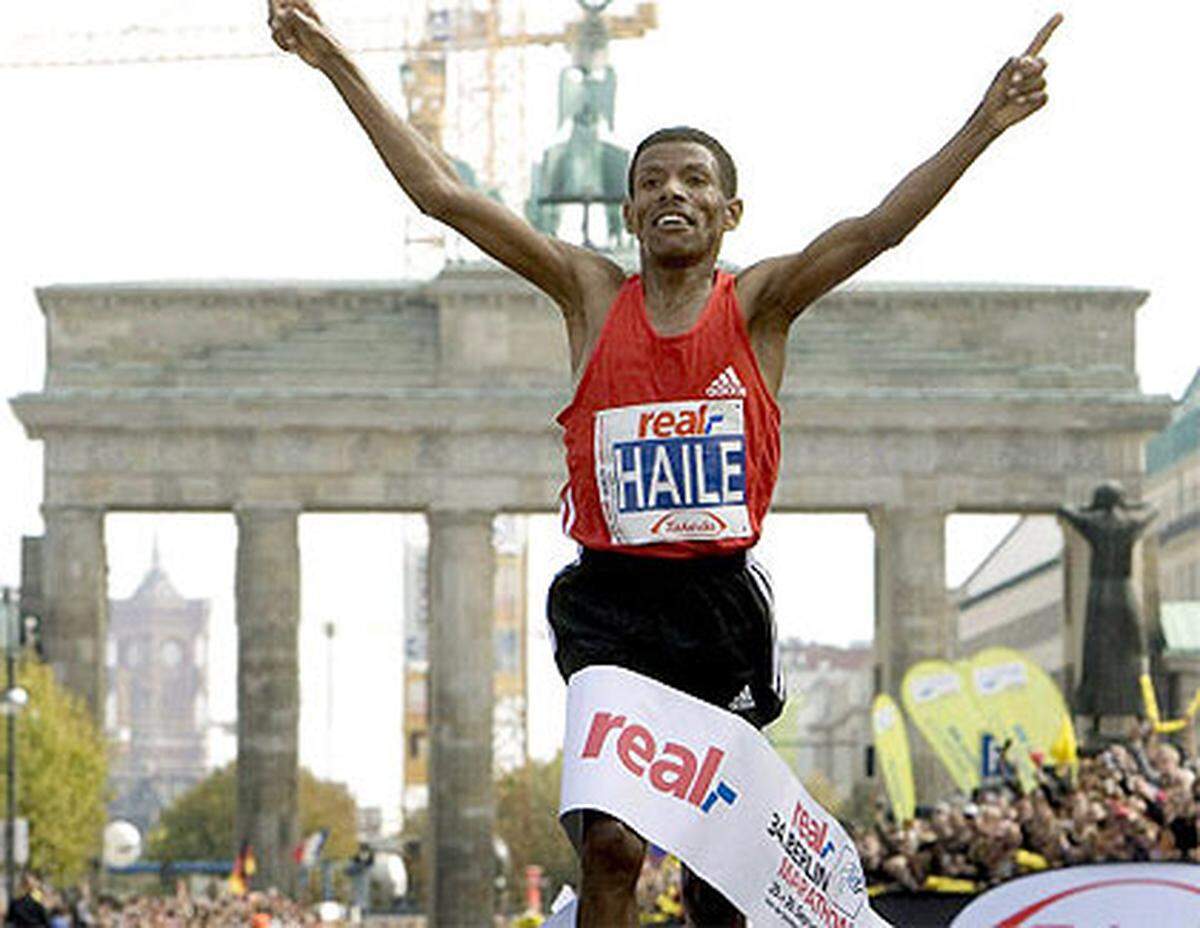 30. September: Der Äthiopier Haile Gebrselassie stellt in Berlin mit 2:04:26 Stunden einen neuen Marathon-Weltrekord auf. Die alte Bestmarke von 2:04:55 Stunden war dem Kenianer Paul Tergat am 28. September 2003 ebenfalls in der deutschen Hauptstadt gelungen.